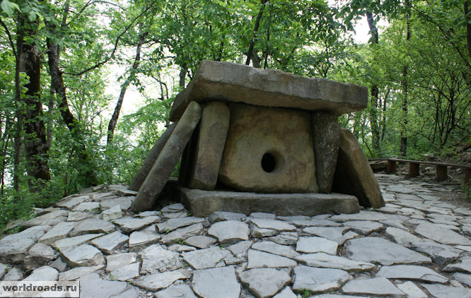 Dolmen-v-Safari-parke2.jpg